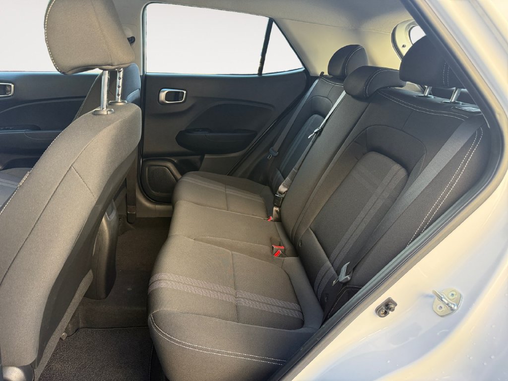 Used 2023 Hyundai Venue FWD image 12