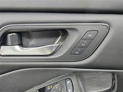 Used 2025 Nissan Rogue SL w/ SL Premium Package image 19