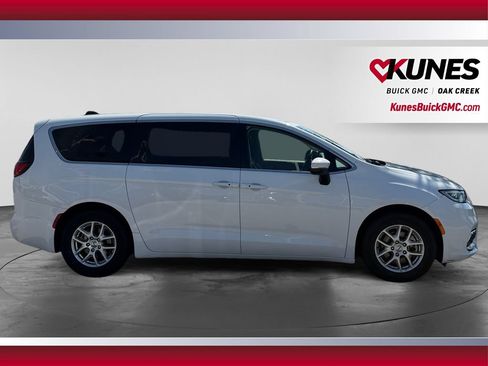 Used 2023 Chrysler Pacifica Touring-L FWD image 12