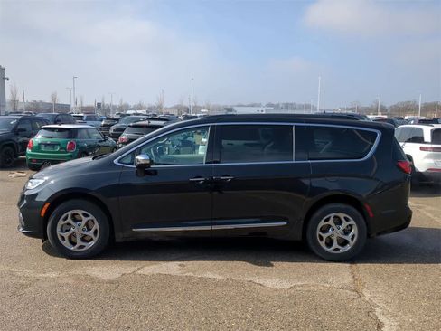 Used 2023 Chrysler Pacifica Limited image 11