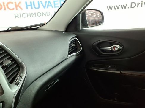 Used 2019 Jeep Cherokee Trailhawk w/ Cold Weather Group image 22