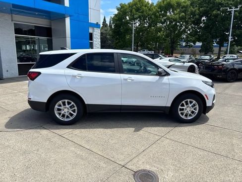 Used 2024 Chevrolet Equinox LS w/ LS Convenience Package AWD/4WD image 9