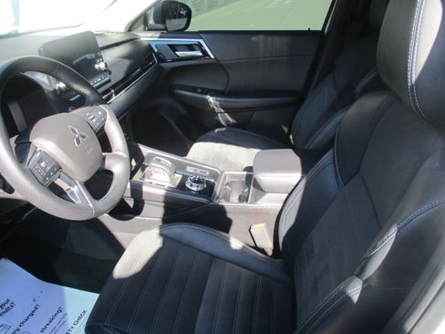 Used 2023 Mitsubishi Outlander SE AWD/4WD image 16