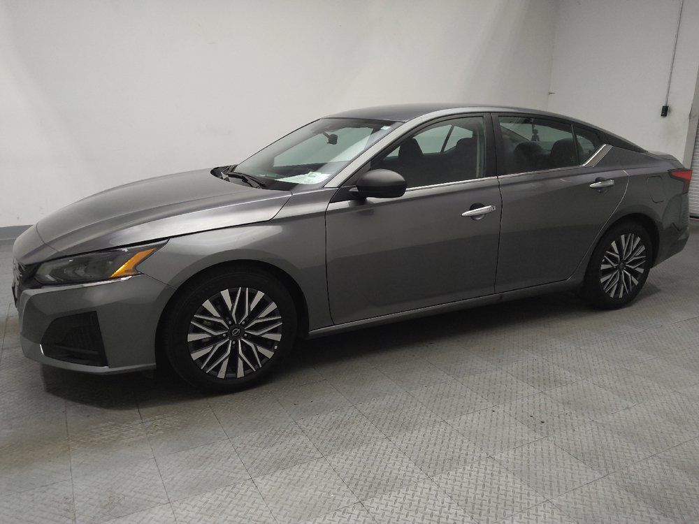 Used 2025 Nissan Altima 2.5 SV FWD image 2