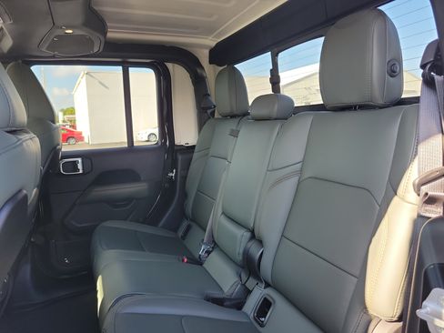 Used 2025 Jeep Gladiator Mojave w/ Convenience Group AWD/4WD image 11