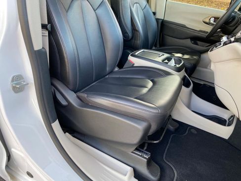 Used 2024 Chrysler Pacifica Limited FWD image 46