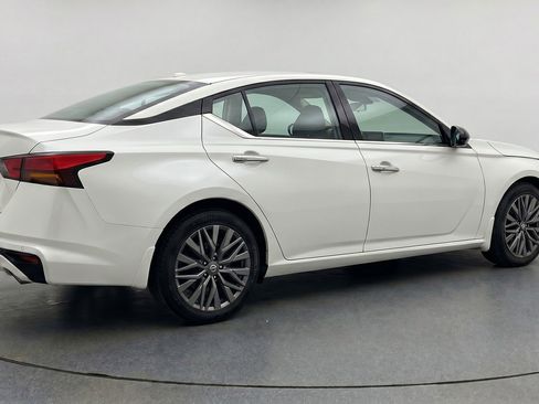Used 2025 Nissan Altima 2.5 SV FWD image 9
