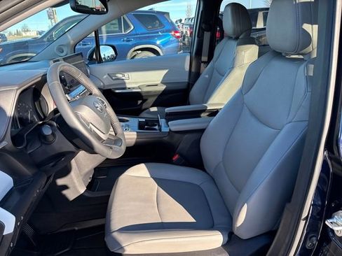 Used 2025 Toyota Sienna XLE image 9