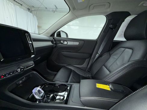 Used 2024 Volvo XC40 B5 Plus w/ Protection Package Premier image 4