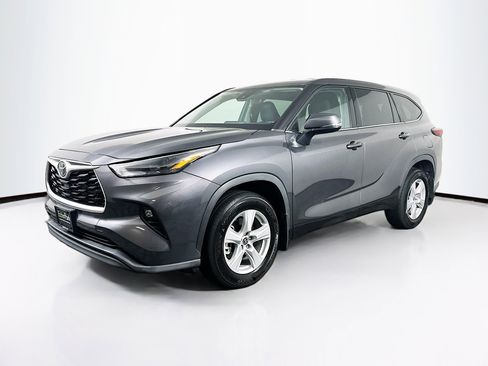 Used 2022 Toyota Highlander LE image 3