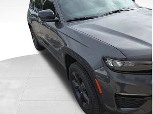 Used 2025 Jeep Grand Cherokee Limited w/ Black Appearance Package AWD/4WD image 7