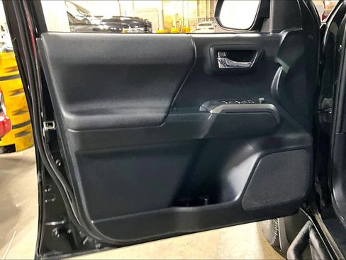 Used 2018 Toyota Tacoma TRD Off-Road w/ Technology Package image 22