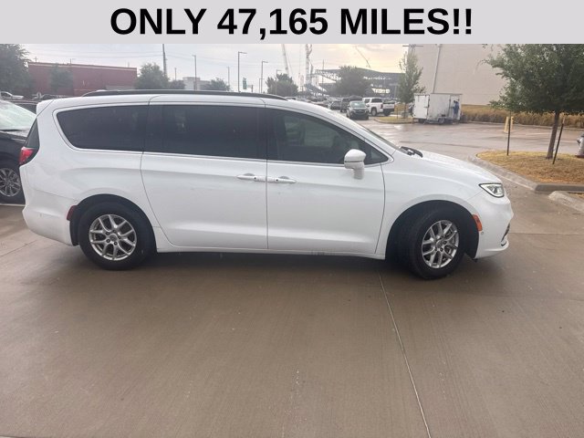 Used 2022 Chrysler Pacifica Touring-L w/ Uconnect Theater Family Group FWD image 2
