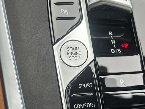 Certified 2025 BMW X7 xDrive40i w/ M Sport Package image 29