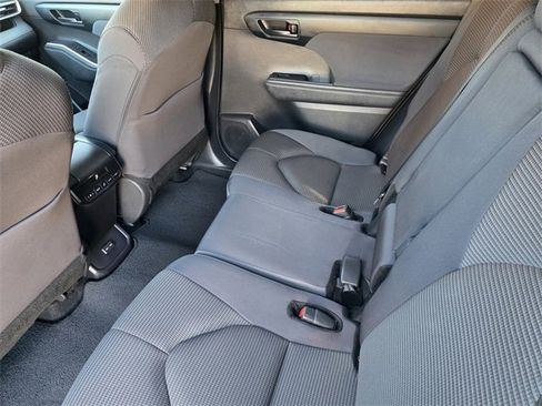 Used 2024 Toyota Highlander LE image 20