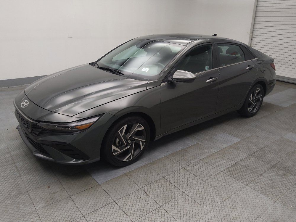 Used 2025 Hyundai Elantra SEL FWD image 2