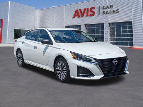 Used 2025 Nissan Altima 2.5 SV FWD image 3