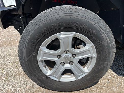 Used 2018 Jeep Wrangler Unlimited Sport S AWD/4WD image 17