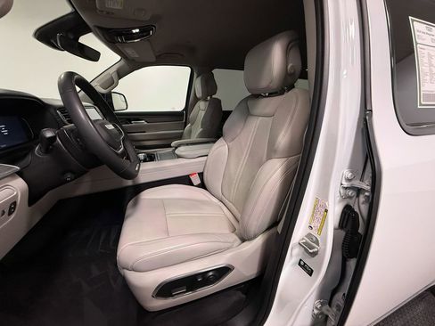 Used 2024 Jeep Wagoneer L Series II w/ Flexible Seating Group AWD/4WD image 12