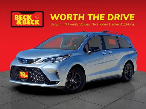 Used 2024 Toyota Sienna XLE Woodland Edition image 1