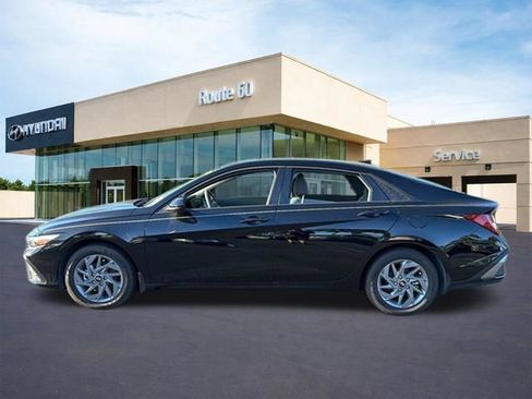 Used 2025 Hyundai Elantra Hybrid FWD image 4