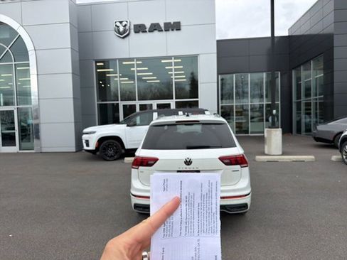 Used 2022 Volkswagen Tiguan SE R-Line image 4