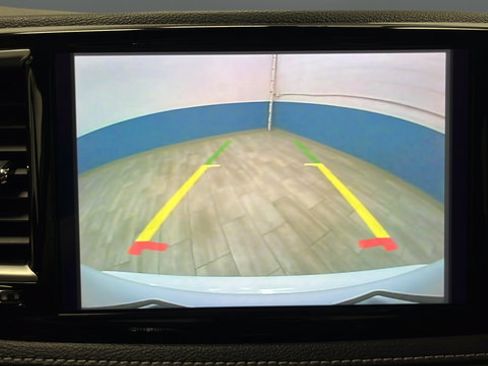 Used 2023 Chrysler Pacifica Limited w/ Uconnect Theater Family Group FWD image 14