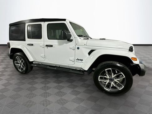 Certified 2024 Jeep Wrangler Unlimited w/ Convenience Group AWD/4WD image 8