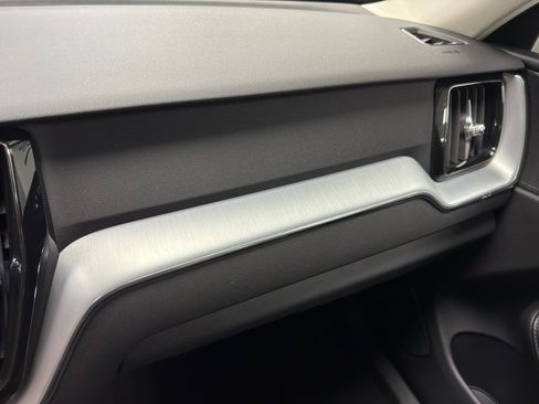 Used 2018 Volvo XC60 T5 Momentum w/ Convenience Package image 25