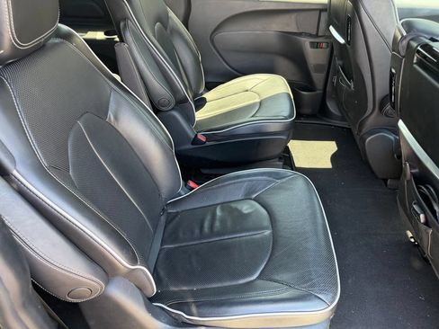 Used 2020 Chrysler Pacifica Limited w/ Advanced Safetytec Group FWD image 18