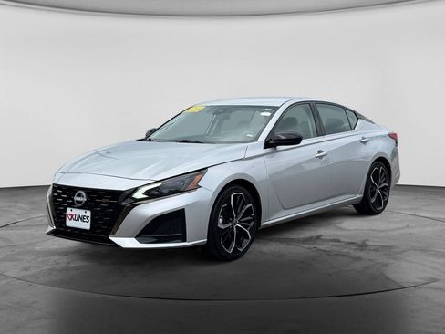 Used 2024 Nissan Altima 2.5 SR FWD image 3