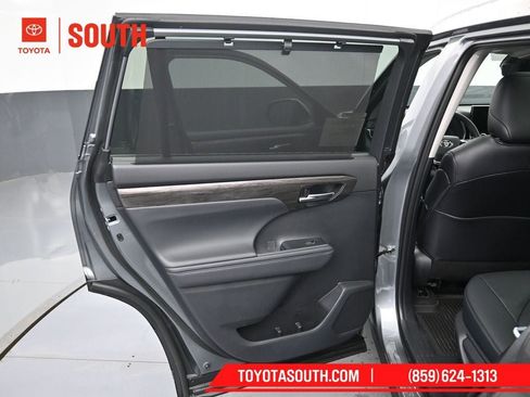 New 2026 Toyota Highlander Platinum image 32