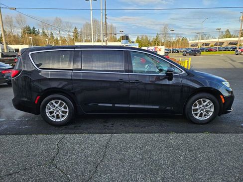 Used 2024 Chrysler Pacifica Touring-L image 6