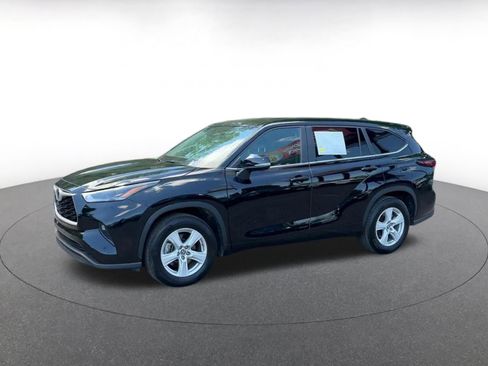 Used 2025 Toyota Highlander LE FWD image 8