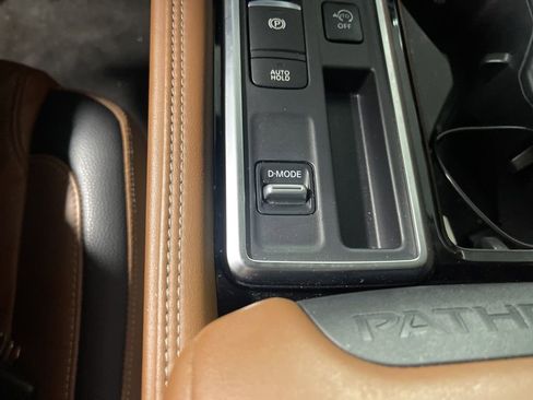 Used 2024 Nissan Pathfinder Platinum image 38