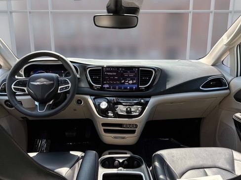 Used 2023 Chrysler Pacifica Touring-L FWD image 18