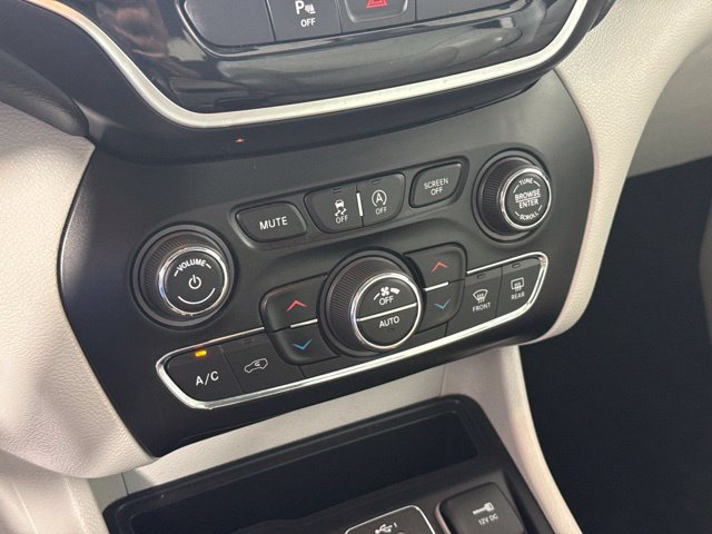 Used 2019 Jeep Cherokee Limited w/ Luxury Group AWD/4WD image 23