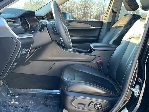 Used 2023 Jeep Grand Cherokee Limited w/ Black Appearance Package image 13