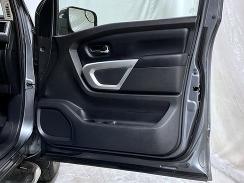 Used 2018 Nissan Titan SV w/ SV Convenience Package image 17