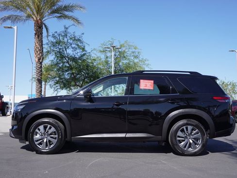 Used 2025 Nissan Pathfinder SV FWD image 2