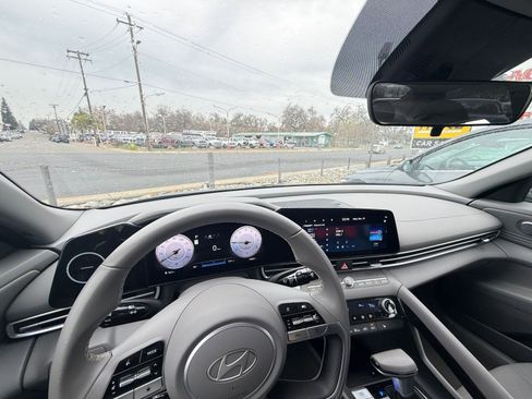 Used 2025 Hyundai Elantra SEL image 33
