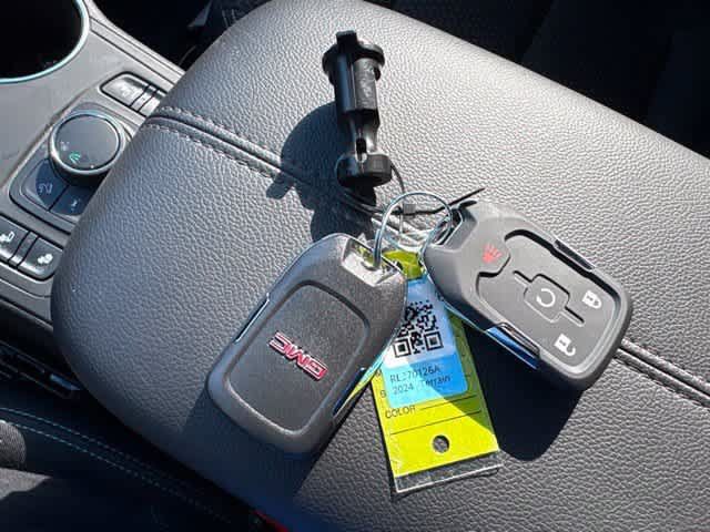 Used 2024 GMC Terrain SLE w/ Driver Convenience Package FWD image 25