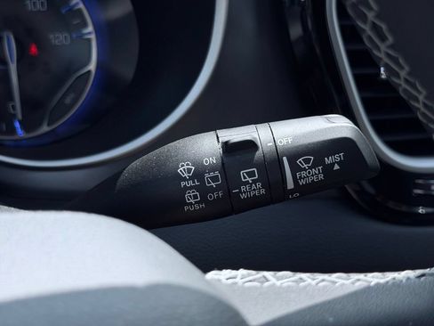Certified 2025 Chrysler Pacifica Select FWD image 39