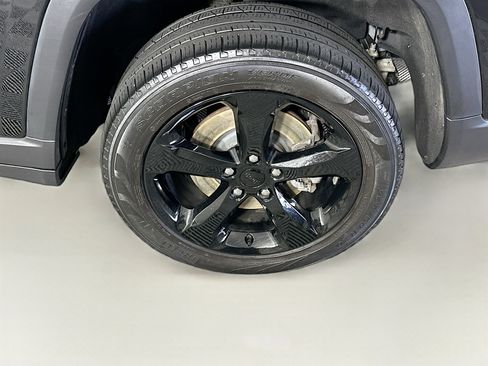 Used 2023 Jeep Grand Cherokee L Limited w/ Black Appearance Package image 11