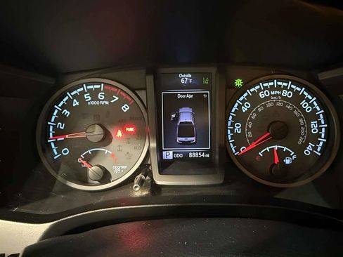 Used 2020 Toyota Tacoma SR5 AWD/4WD image 25