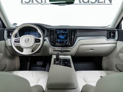 Certified 2025 Volvo XC60 B5 Plus w/ Protection Package Premier image 15