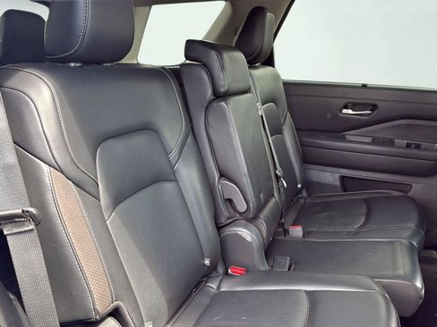Used 2024 Nissan Pathfinder SL FWD image 26