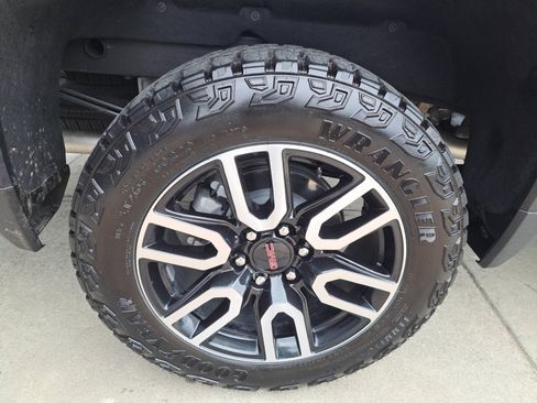Used 2024 GMC Sierra 1500 AT4 w/ Technology Package AWD/4WD image 18