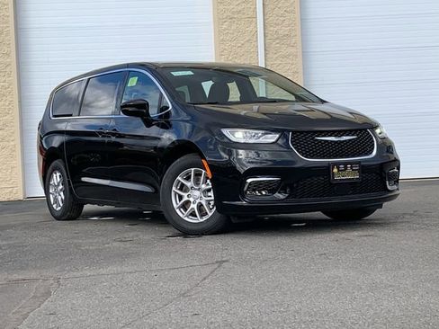 New 2026 Chrysler Pacifica Select image 2