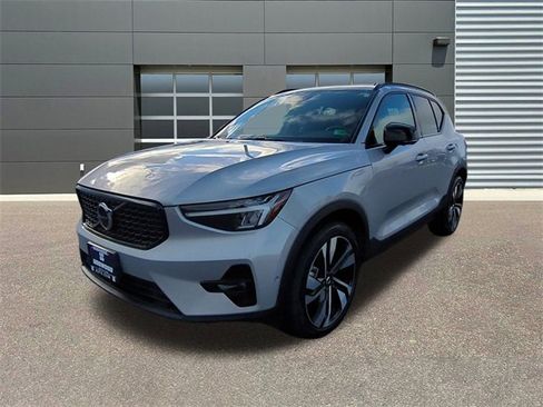 Used 2025 Volvo XC40 B5 Plus image 3
